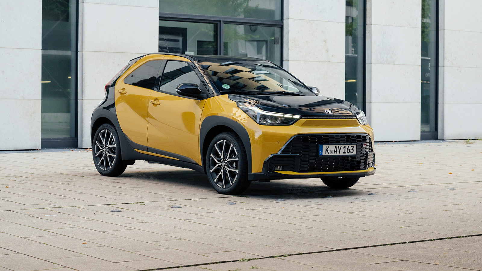 2026_aygo_x_gr_sport_hybrid_mustard_static_0004-1600x900.jpg