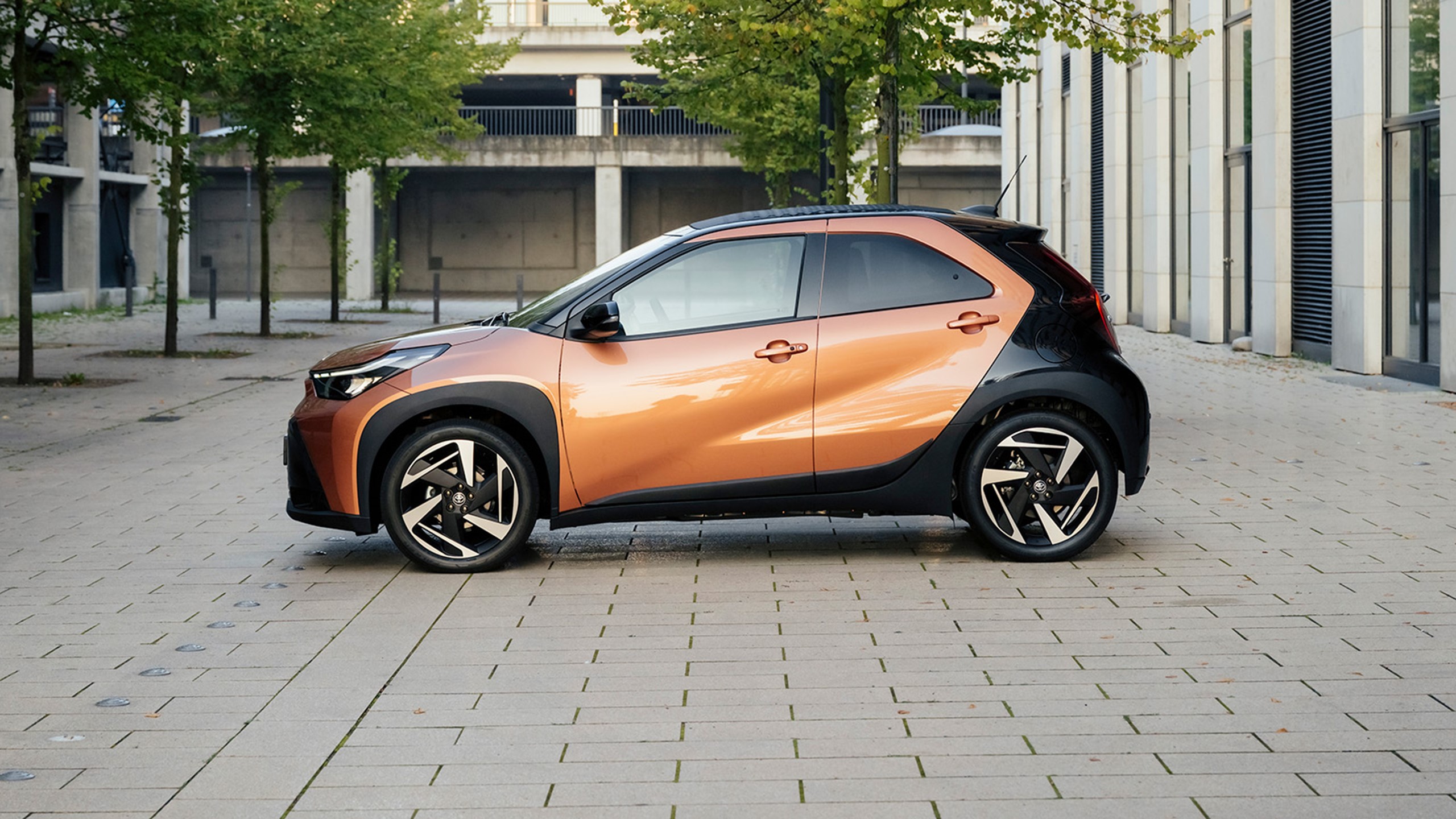 2026_aygo_x_high_grade_hybrid_cinnamon_static_0004_1-1600x900.jpg