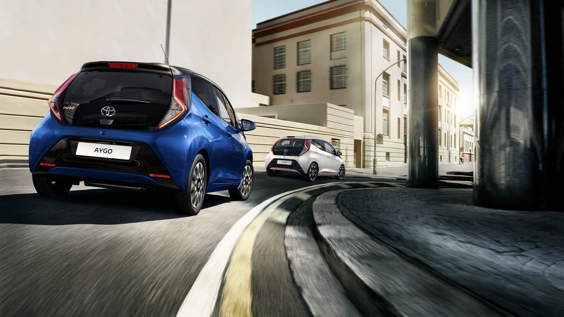 2020 Aygo Blaa Hvid Byen Vej 1900X1069