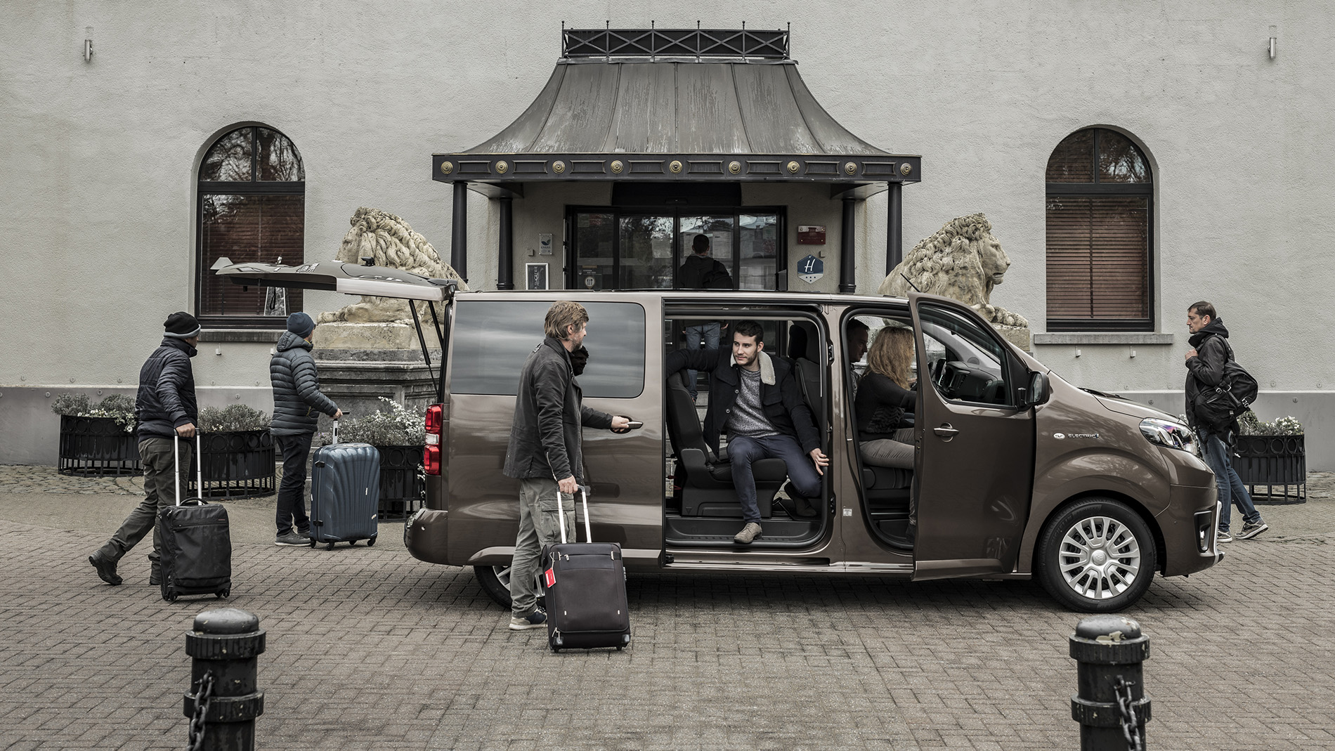 Proace Verso Electric Minibus Side 1900X1069